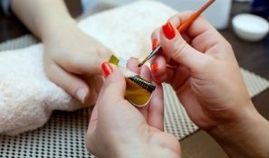How Dip Powder Nails Are Different to Traditional Acrylic